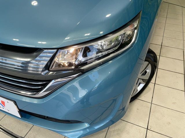 【LEDヘッドライト】悪天候や夜間走行時も良好な視界を確保し安心して運転できる高輝度LEDヘッドライトを装備！点灯速度が早く、消費電力も抑えられています。