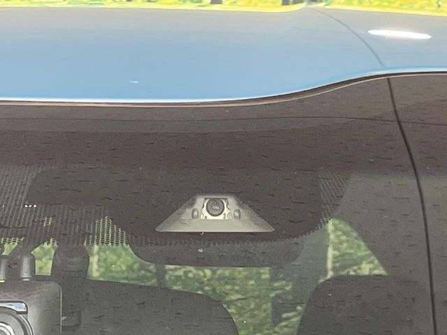 【ホンダセンシング】走行中に前方の車両等を認識し、衝突しそうな時は警報とブレーキで衝突回避と被害軽減をアシスト。より安全にドライブをお楽しみいただけます。