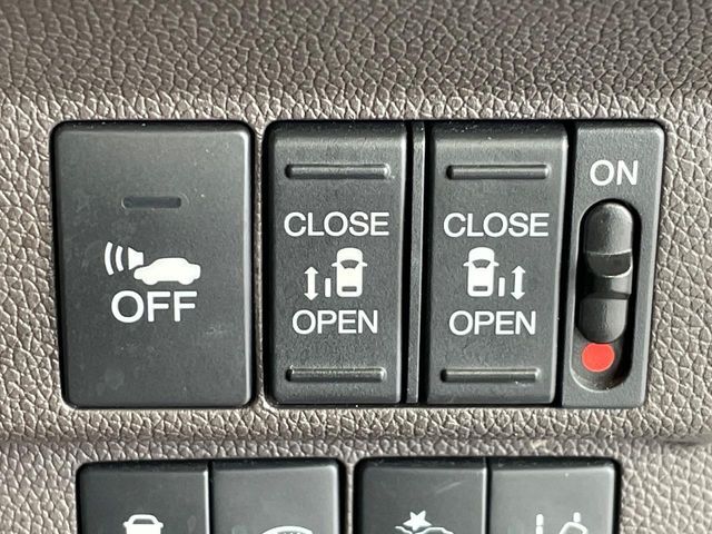 【両側パワースライドドア】スマートキーや運転席のスイッチで後席両側スライドドアの開閉が可能♪電動だから力を入れてドアを開ける必要が無く、小さなお子様でも簡単に開け閉めでき快適です♪