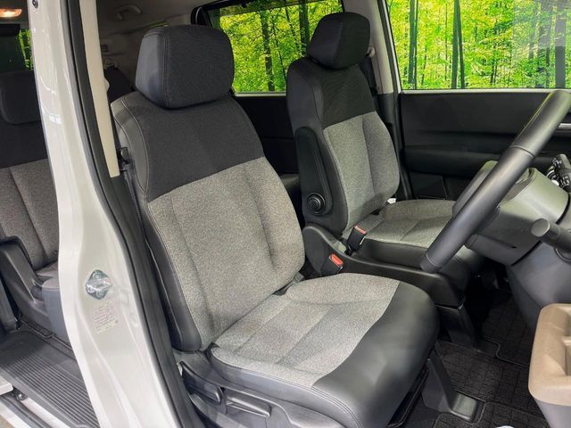 運転席まわりには十分なスペースがあり、大柄な方でもゆったり運転していただける環境です。