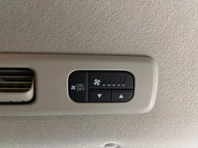 【リアクーラー】エアコンの風を後部座席まで届けてくれ、広い車内空間でも素早く快適な温度になります♪真夏に便利な機能です。