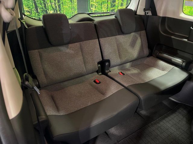 3列目シートはもちろん状態良好☆大人でもゆったりと座って頂けますので、大人数でのお出かけもラクラクです♪ご家族で、気の知れた仲間で、ドライブに行くのが楽しみですね♪