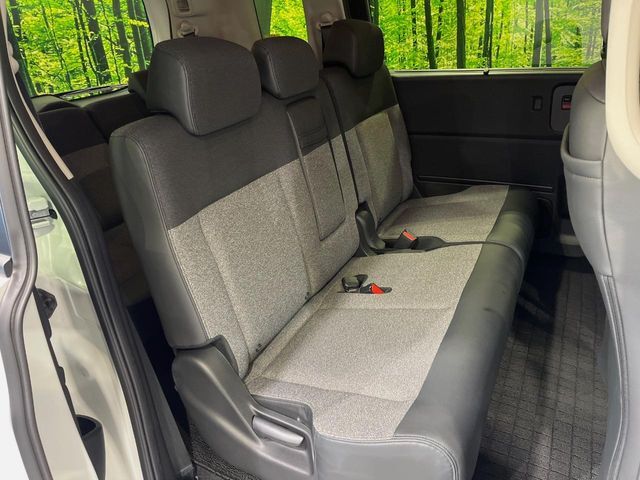 広々とした2列目シートは居住性が高く、居心地も快適！友達や家族とのお出かけにぴったりです。ベビーシートやチャイルドシート使用時も快適にお過ごしいただける十分な空間を確保しています。