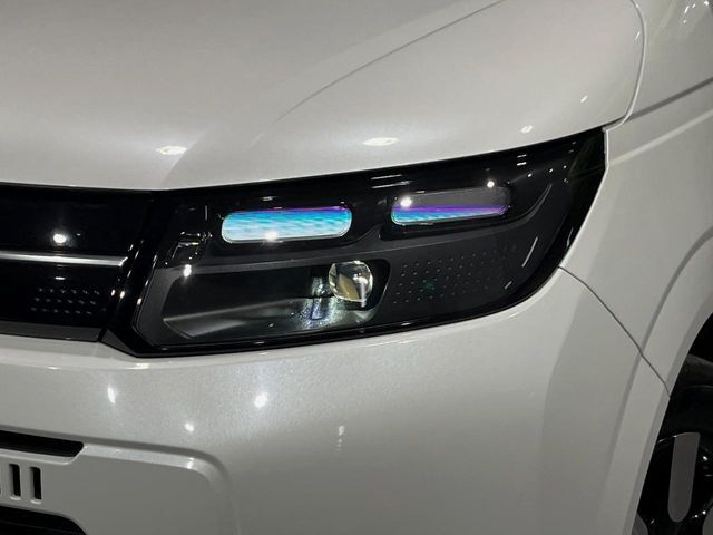 【LEDヘッドライト】悪天候や夜間走行時も良好な視界を確保し安心して運転できる高輝度LEDヘッドライトを装備！点灯速度が早く、消費電力も抑えられています。