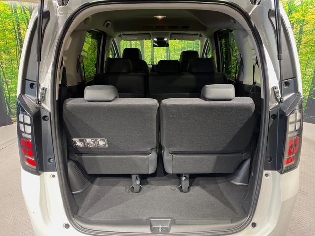 普段のお買い物や通勤、送迎等に十分な荷室スペースを確保しております。セカンドシートを倒すと、大きな荷物の積載も可能です♪