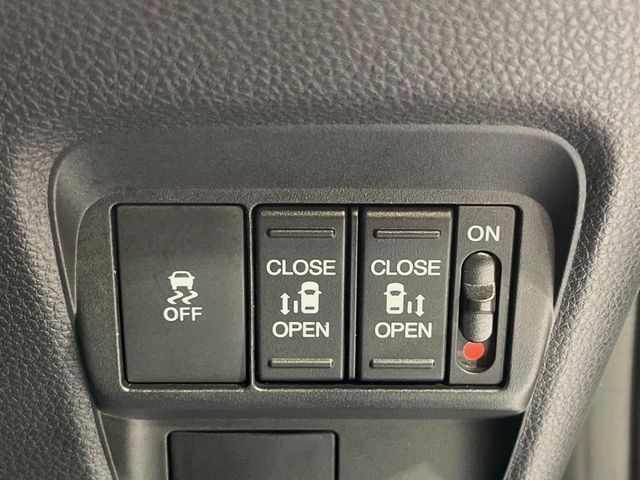 【両側パワースライドドア】スマートキーや運転席のスイッチで後席両側スライドドアの開閉が可能♪電動だから力を入れてドアを開ける必要が無く、小さなお子様でも簡単に開け閉めでき快適です♪