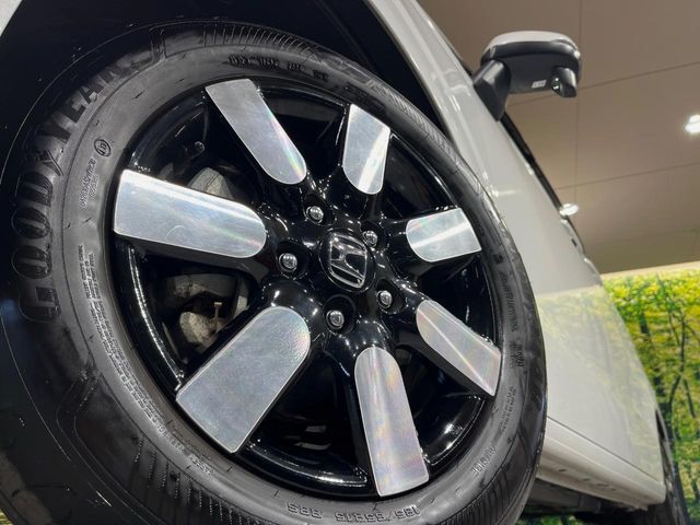 【グレード専用純正15インチアルミホイール】デザイン性の高い純正アルミホイールを装着しております。各種社外アルミホイールや、スタッドレスタイヤも取扱いしております。是非ご相談ください♪