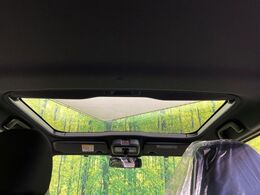 【ガラスルーフ】ガラスルーフ搭載で車内の解放感が一気にアップ！開放的なドライブをお楽しみいただけます。