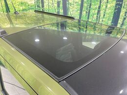 【ガラスルーフ】ガラスルーフ搭載で車内の解放感が一気にアップ！開放的なドライブをお楽しみいただけます。