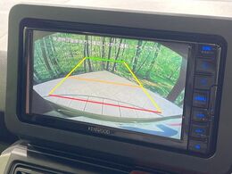 【バックカメラ】駐車時に後方がリアルタイム映像で確認できます。大型商業施設や立体駐車場での駐車時や、夜間のバック時に大活躍！運転スキルに関わらず、今や必須となった装備のひとつです！