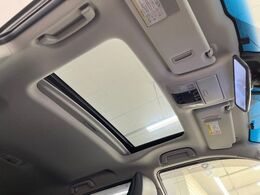 【サンルーフ】ボタンひとつで開閉可能！開放感たっぷりのサンルーフが装着されています！車内に明かりを取り入れたり景色を楽しむ以外にも、よどみがちな車内の空気も簡単に換気できて快適です！