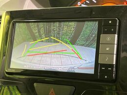 【バックカメラ】駐車時に後方がリアルタイム映像で確認できます。大型商業施設や立体駐車場での駐車時や、夜間のバック時に大活躍！運転スキルに関わらず、今や必須となった装備のひとつです！