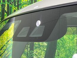 【スマートアシスト】走行中に前方の車両等を認識し、衝突しそうな時は警報とブレーキで衝突回避と被害軽減をアシスト。より安全にドライブをお楽しみいただけます。