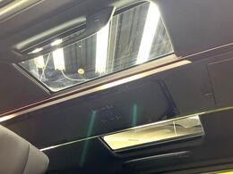 【左右独立ムーンルーフ】2列目左右席にそれぞれ配置されたガラスルーフ！日差しに合わせて片側だけシェードを閉めることも可能です！