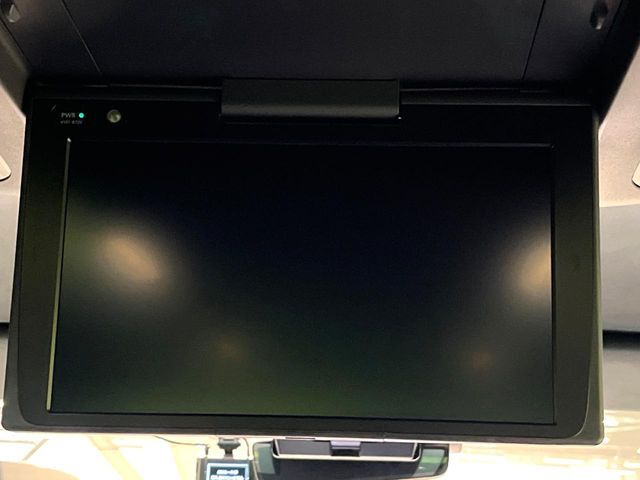 【12.1型フリップダウン】大画面モニターで後席でもエンタメをお楽しみいただけます。家族や友人とお出かけする機会が多い方に大人気です♪