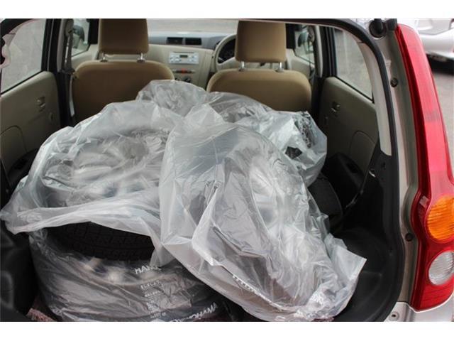 タイヤ残り溝が1.6mmになる目安として「スリップサイン」が設けられています。この車はまだまだ残っておりますので、安心してお乗り頂けます！