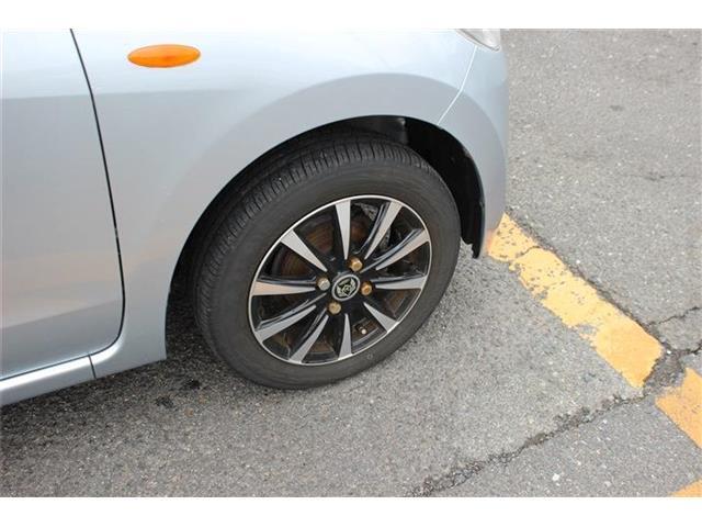 タイヤ残り溝が1.6mmになる目安として「スリップサイン」が設けられています。この車はまだまだ残っておりますので、安心してお乗り頂けます！