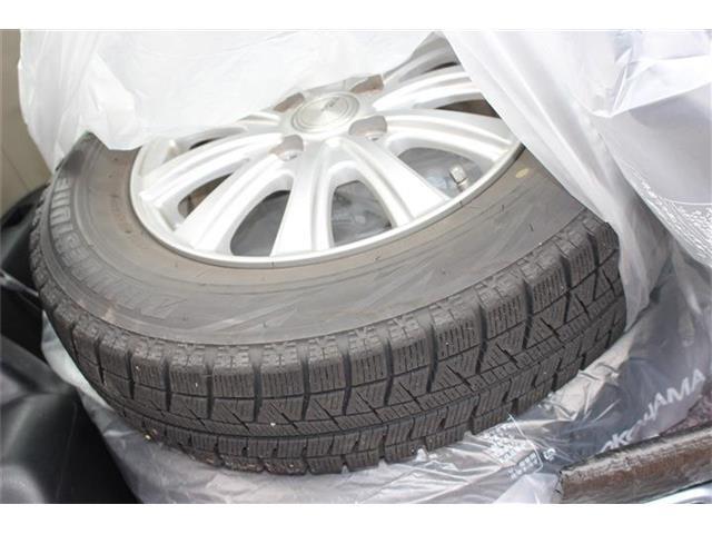 タイヤ残り溝が1.6mmになる目安として「スリップサイン」が設けられています。この車はまだまだ残っておりますので、安心してお乗り頂けます！