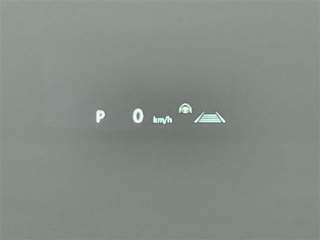 【ヘッドアップディスプレイ（HUD）】フロントウインドウガラスに走行情報を投影します。運転中の目線と重なるように表示されるので、少ない視線移動で速度が確認できるので、 ドライビングに集中できます！