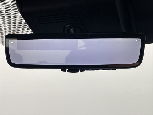 【デジタルインナーミラー（トヨタ）】車両後方カメラの映像をルームミラーに映すことが出来ます。 そのため、後席に人や荷物があって後方が見えづらい場合でもしっかり視界を確保することが出来ます。