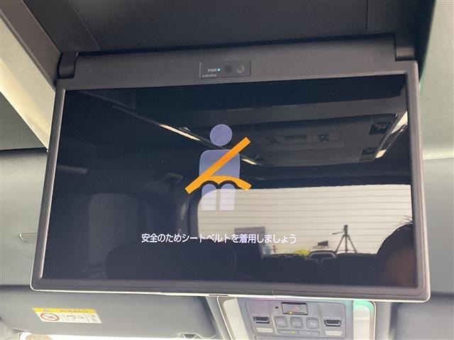 【純正13.2インチ後席モニター＝メーカーオプション）後席ディスプレイ（フリップダウンモニター）】後部座席からも、DVDや映画、ライブ映像、YouTube動画など様々な動画が楽しめ、ドライブが退屈しません！