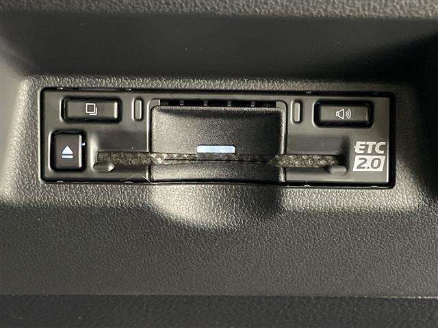 【ETC】有料道路を利用する際に料金所で停止することなく通過できる、ETC車載器（ノンストップ自動料金収受システム機器）が装備されています。セットアップを行うことで利用可能になります。