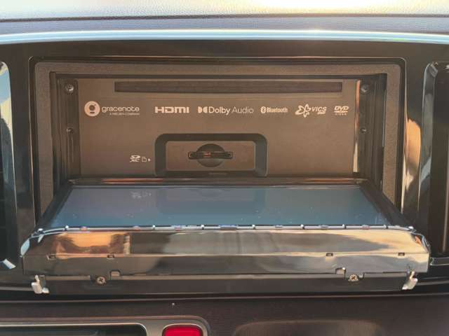 写真の場所にCD/DVDを挿入し、再生することができます。好きな音楽を聴きながら日々の疲れを癒し、大切な人との思い出に残るドライブを♪