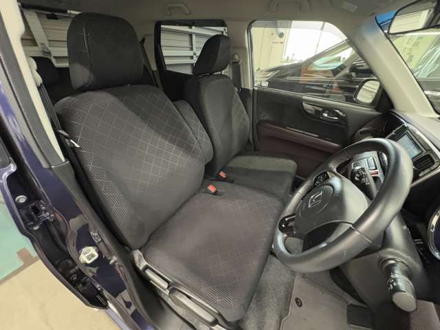 しっかりとしたフロントシートは座面が高いのでうえから見下ろしたように運転が出来るのでとても見えやすいです。室内高も高いので広く感じていただけますね！