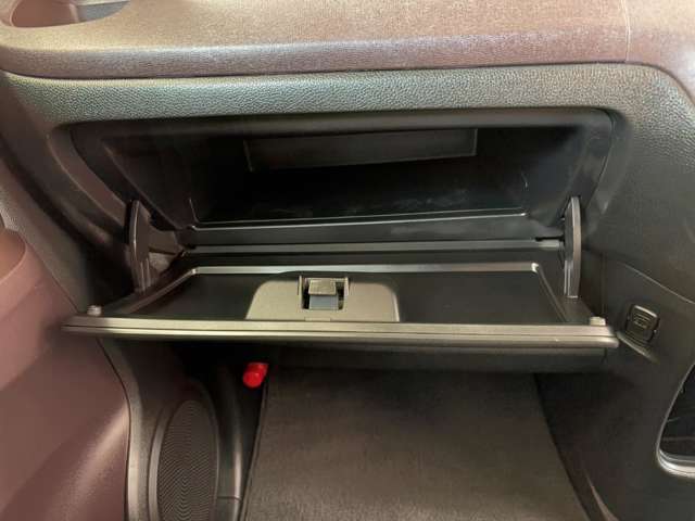 大型のグローブボックスが付いています！車検証などの大切なモノの他にもたくさん積み込めるので軽自動車でも整理整頓してドライブしていただけますね！