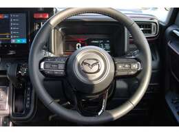 レザー巻きステアリングで快適な操作性