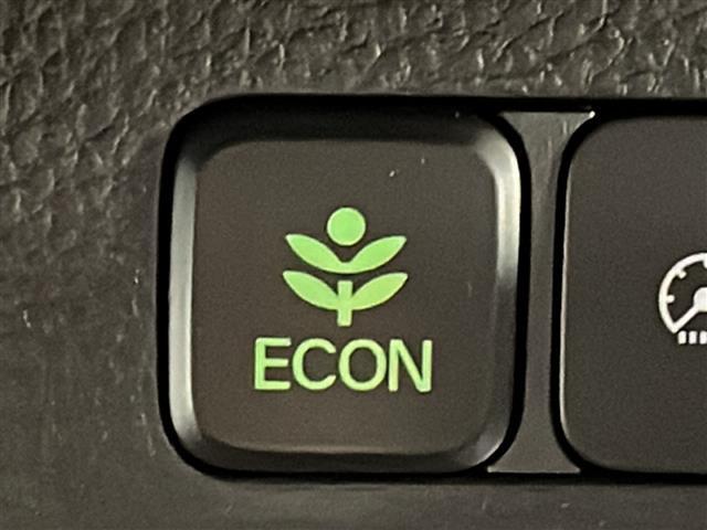 【ECONモード（イーコン）】クルマの動きを管理するシステムです。燃費を優先に自動制御されるもので、低燃費走行を自然にできるようになります。