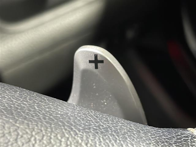 【パドルシフト（AT車）】MT車と同じように好きなギアで走ることができます！ステアリングから手を離さずに指先だけでシフト操作ができ、よりスポーティな走りをお楽しみいただけます。