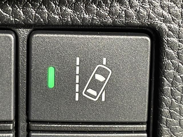 【路外逸脱抑制機能】はみ出しそうなとき、ディスプレー表示とステアリング振動の警告で注意を促すとともに、車線内へ戻るようにステアリング操作を支援します。機能には限界があるためご注意ください。