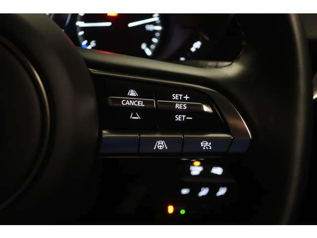 【マツダ・レーダー・クルーズ・コントロール】ハンドルに付いているボタン操作で、自動で車間距離や速度をコントロールし、長距離走行時などのドライバーの負担を軽減します。