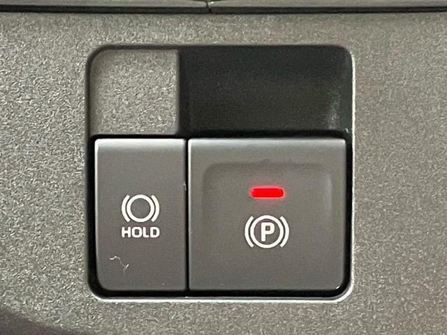【電動パーキングブレーキ】ボタンを手前に引くだけでパーキングブレーキがロック！発進時にはボタンを押すとパーキングブレーキが簡単に解除される優れものです！