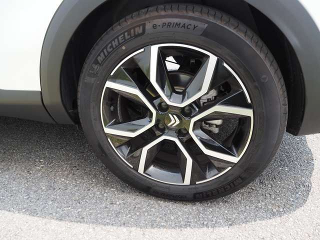 右前：タイヤ：ミシュラン社製-プレマシー195/60R18インチ