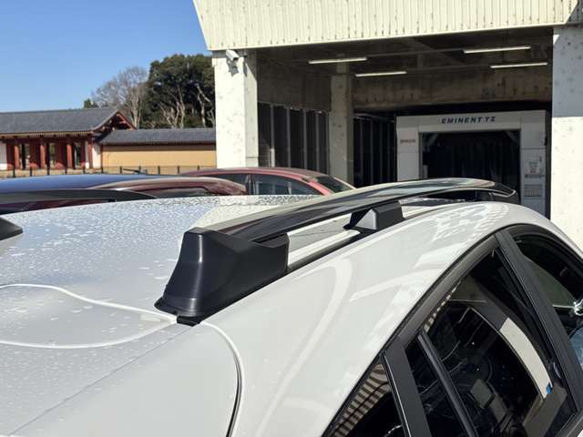 【ルーフレール】ベースキャリアを取り付ければ、車内に置けない大型の荷物の運搬に役立ちます。高い拡張性が魅力です！