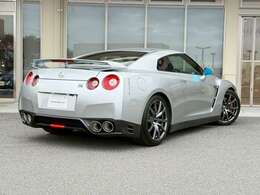 伝統の4灯テールライトとGT-Rのエンブレムが存在感を放ちます。