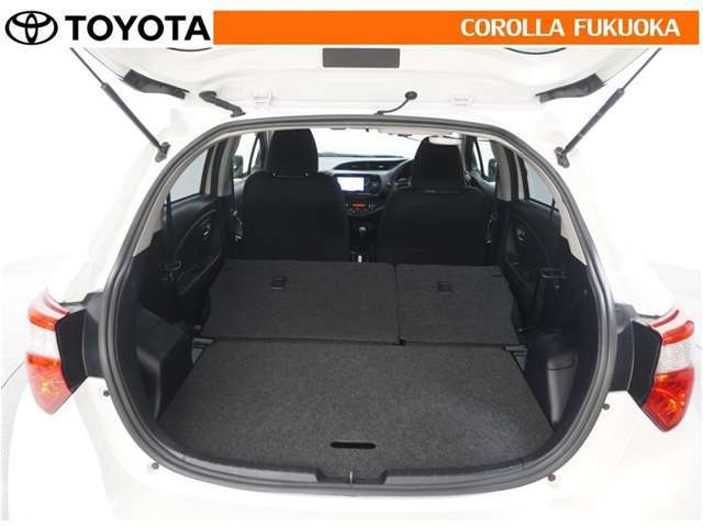 リヤシートを前に倒せば、ラゲージルームに収まらない物も積み込めます。たくさんの物を載せたい時に活躍します。