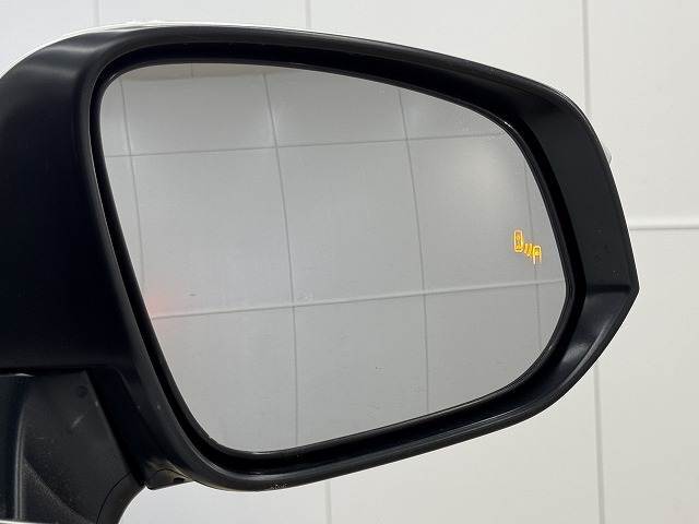 【ブラインドスポットモニター】車線変更時に後方から近づくお車をアラートしてくれます。