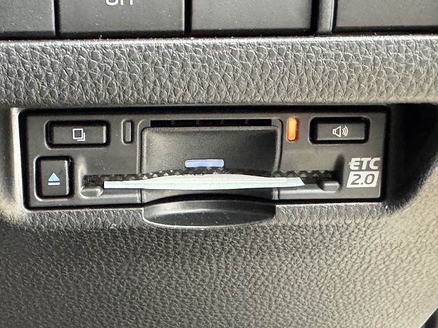 【ETC車載器】を装備しておりますので、ご納車直後からの遠距離ドライブも可能です。土日の利用料金の割引や、朝夕の通行料金を割引料金で高速道路をお楽しみいただけます。