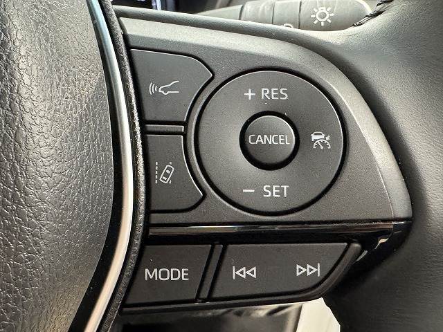 【アダプティブクルーズコントロール】高速走行時に前方のお車を追従してくれるので、長距離ドライブの疲労は大きく軽減されます。