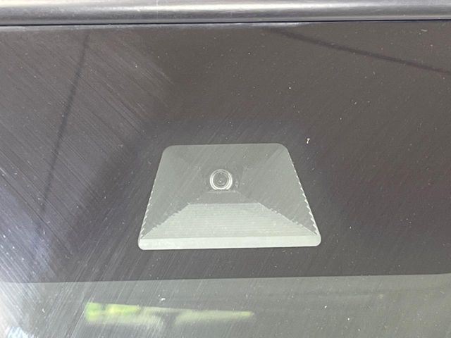 【ホンダセンシング】走行中に前方の車両等を認識し、衝突しそうな時は警報とブレーキで衝突回避と被害軽減をアシスト。より安全にドライブをお楽しみいただけます。