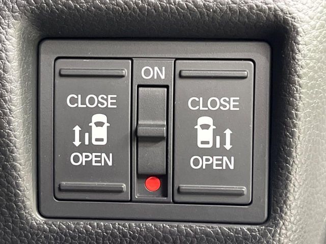 【両側パワースライドドア】スマートキーや運転席のスイッチで後席両側スライドドアの開閉が可能♪電動だから力を入れてドアを開ける必要が無く、小さなお子様でも簡単に開け閉めでき快適です♪