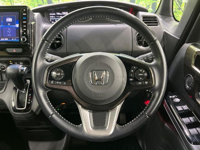 【純正革巻きステアリング】上質な革を使用することで、手にしっかり馴染みとても運転しやすいハンドルです♪