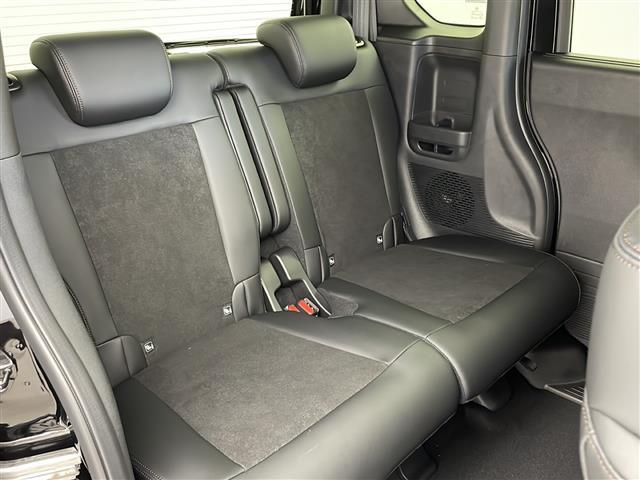 【運転席】座り心地が良いシートなので長時間の運転でも快適にお過ごしいただけます。新品のフロアマットのご注文も可能です。掲載箇所以外にご希望の写真がございましたらお気軽にお問い合わせ下さい。