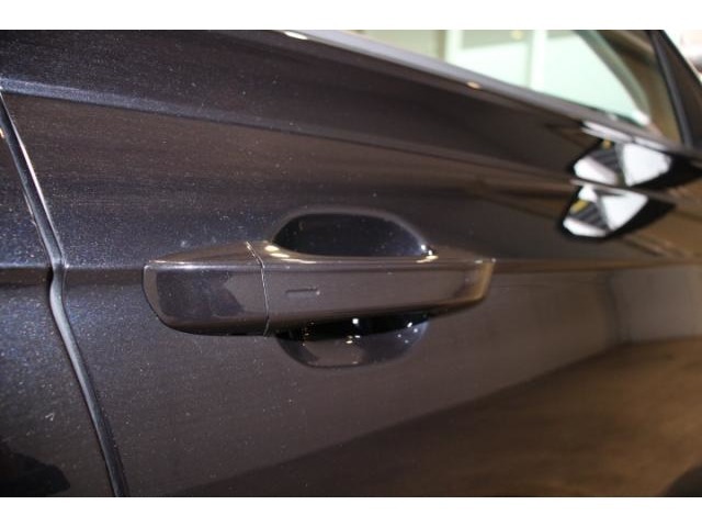 握りやすいドアグリップは、手袋をした状態でも楽にドアを開けられます。また万が一の時に車外からの救出をしやすくします。