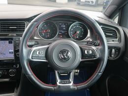 Volkswagen全車共通の上質な本革を使用した手触りのしっとりとしたステアリングです。唯一素肌が触れるハンドルは上位モデルと同じ握り心地になっております。