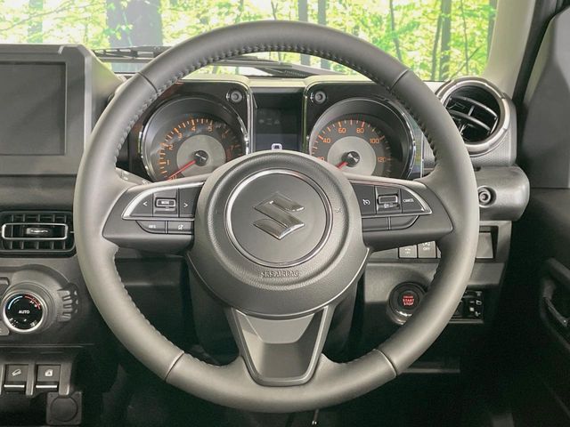 【純正革巻きステアリング】上質な革を使用することで、手にしっかり馴染みとても運転しやすいハンドルです♪