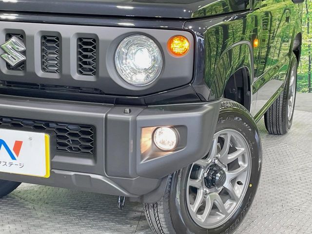 【LEDヘッドライト】悪天候や夜間走行時も良好な視界を確保し安心して運転できる高輝度LEDヘッドライトを装備！点灯速度が早く、消費電力も抑えられています。